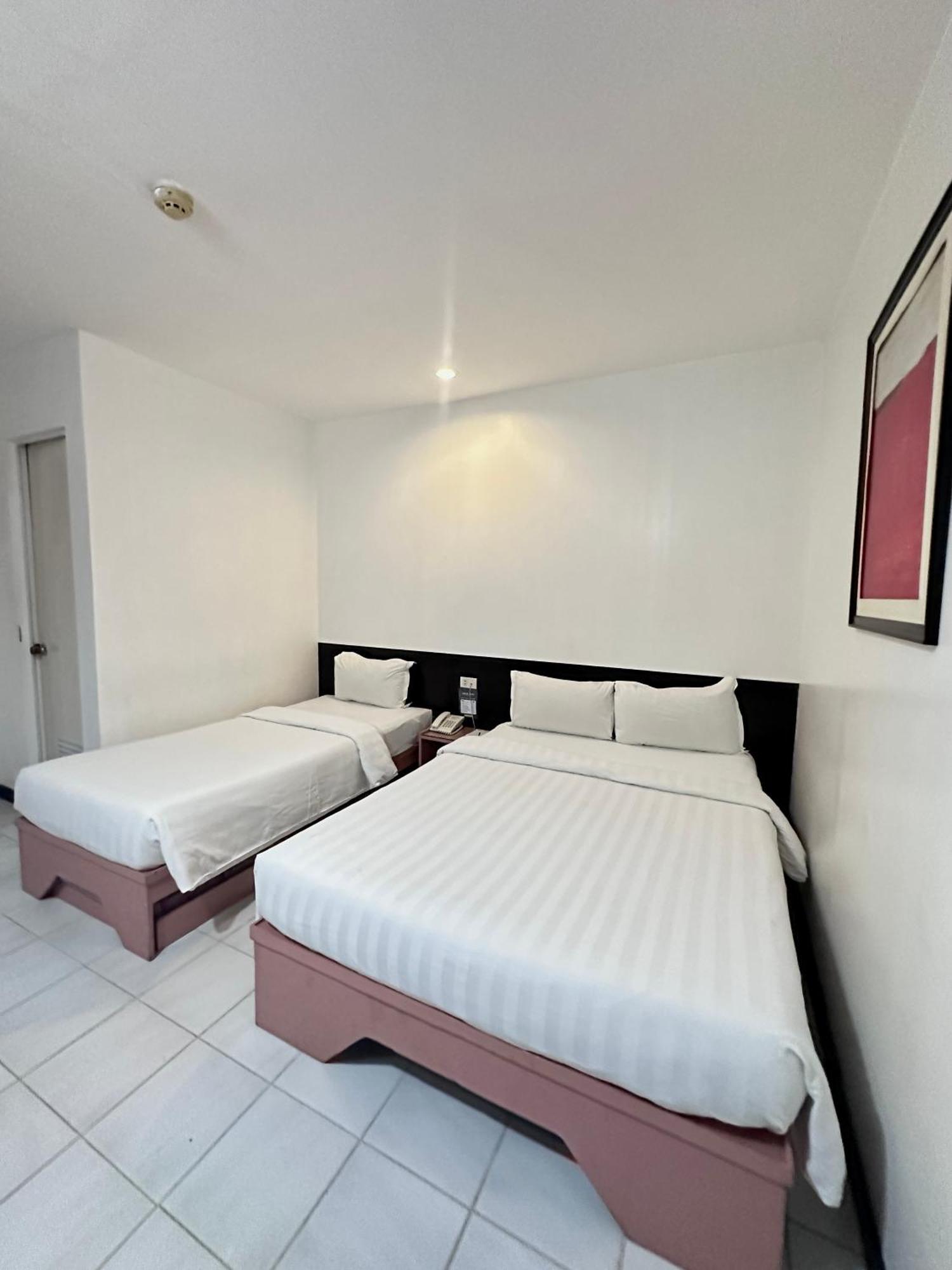 Hotel Pier Cuatro Cebu Bagian luar foto